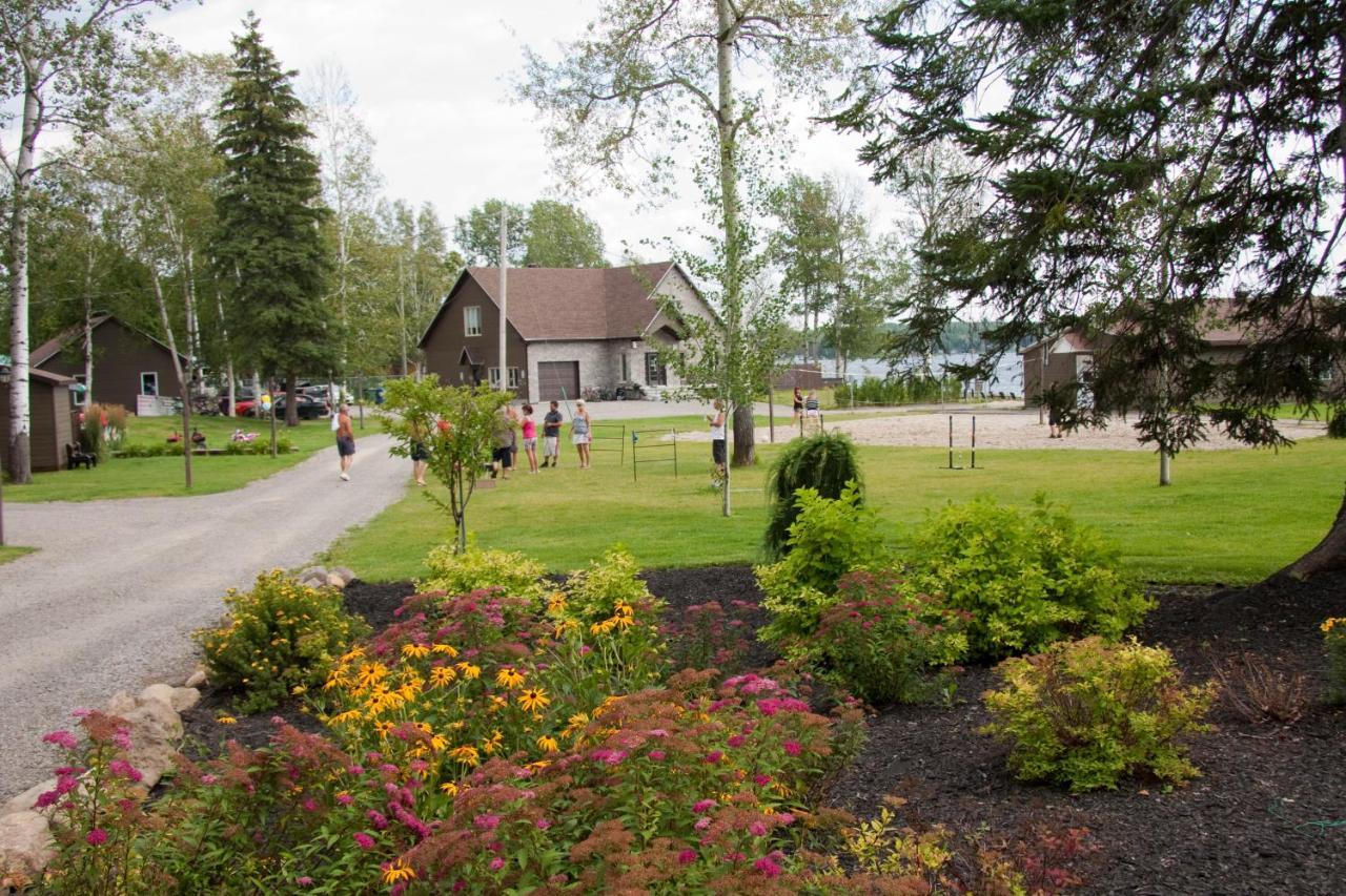 Les Chalets Baie Cascouia, Nature & Experience Larouche Exterior foto